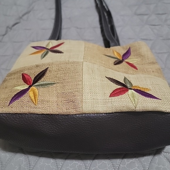 Liz Claiborne Embroidered Raffia/Palm Handbag/Purse - Picture 2 of 8